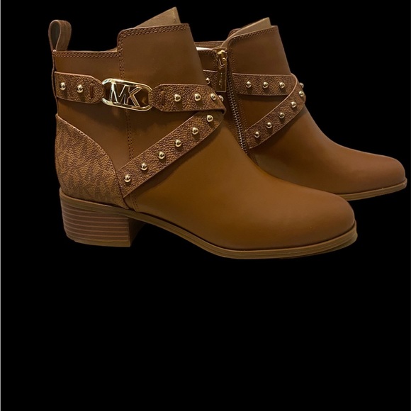 Michael Kors bootie brand new and never worn - Picture 3 of 3